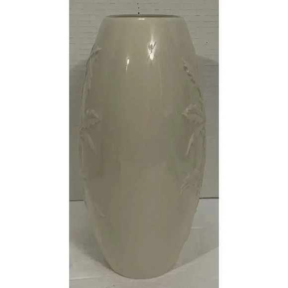 Lenox Porcelain Four Seasons Vase Collection Winter The Cardinal Holly 10 Inch - Picture 3 of 6
